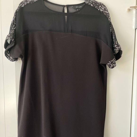 Long top with sequin detail on shoulders and bottom edge. Loose fit - Picture 2 of 3